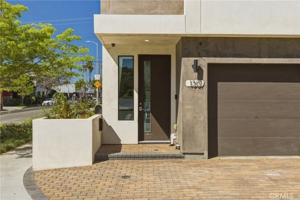 1301 Tamarind Ave - Photo 2 of 26
