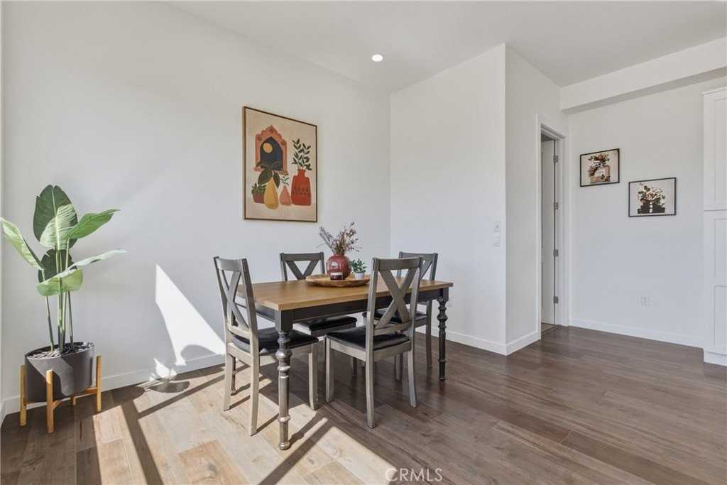 1301 Tamarind Ave - Photo 5 of 26