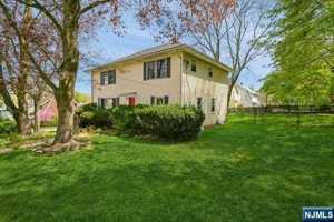 featured image of 160 Magnolia Ave