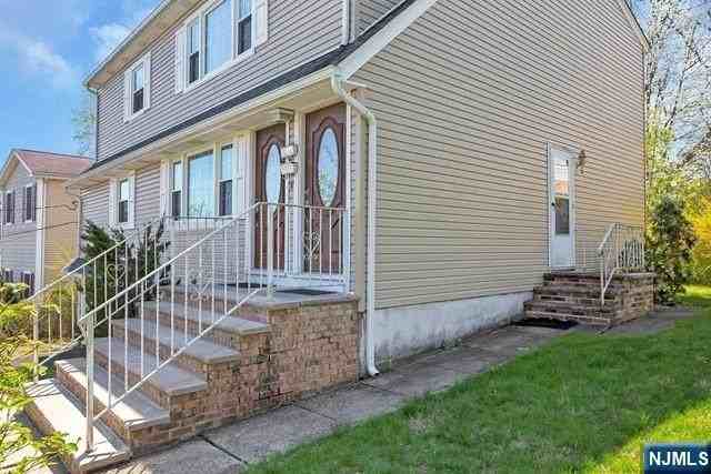 156 Bank St - Photo 2 of 19
