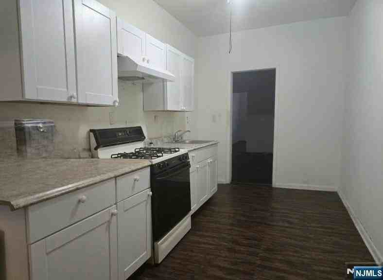 528 Valley Brook Ave #2FL - Photo 3 of 12