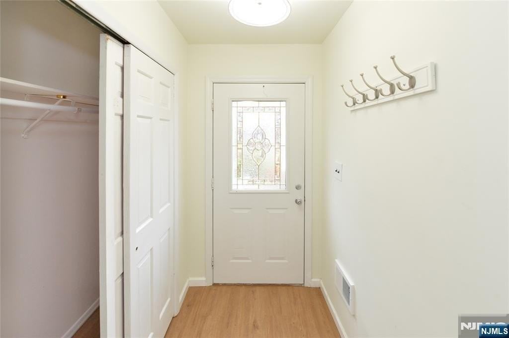 263 Sutton Ave - Photo 3 of 29