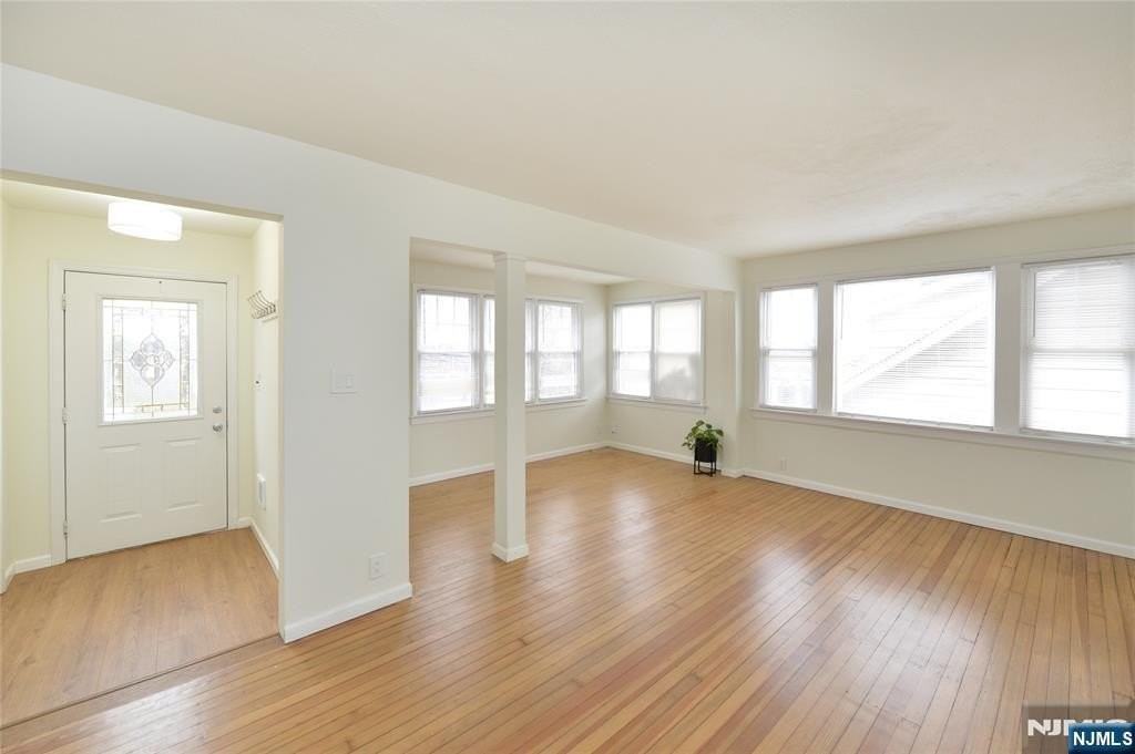 263 Sutton Ave - Photo 4 of 29