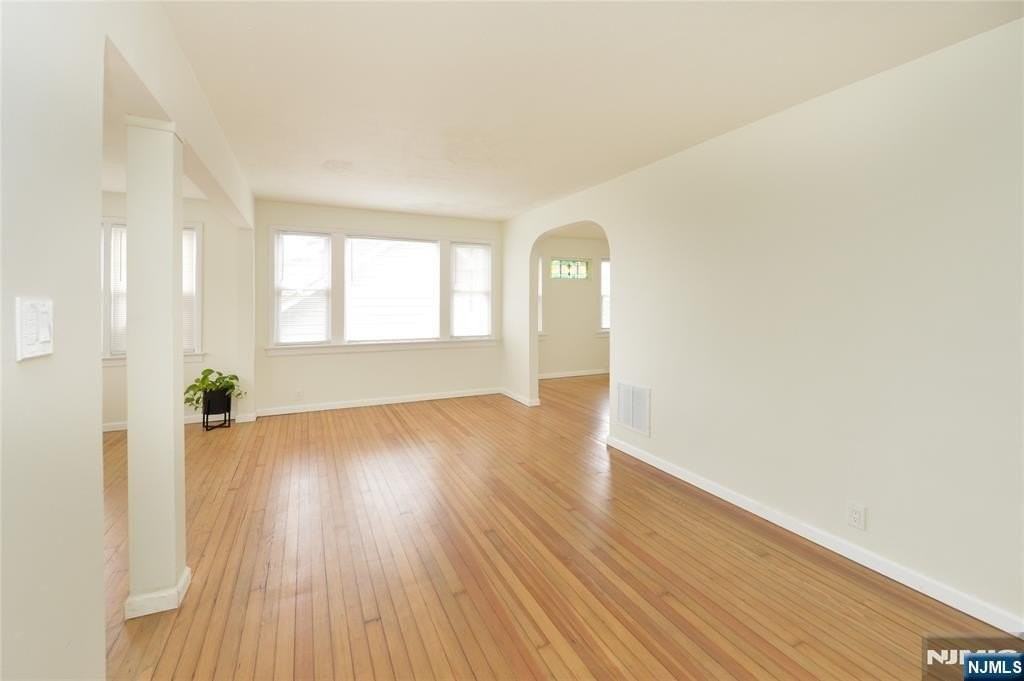 263 Sutton Ave - Photo 5 of 29