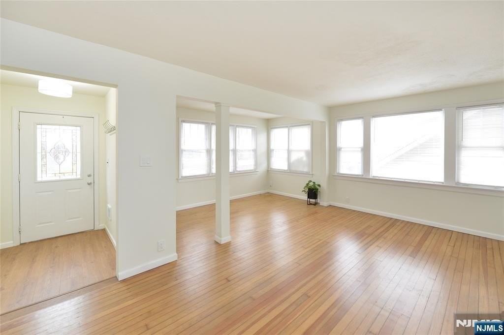 263 Sutton Ave - Photo 6 of 29