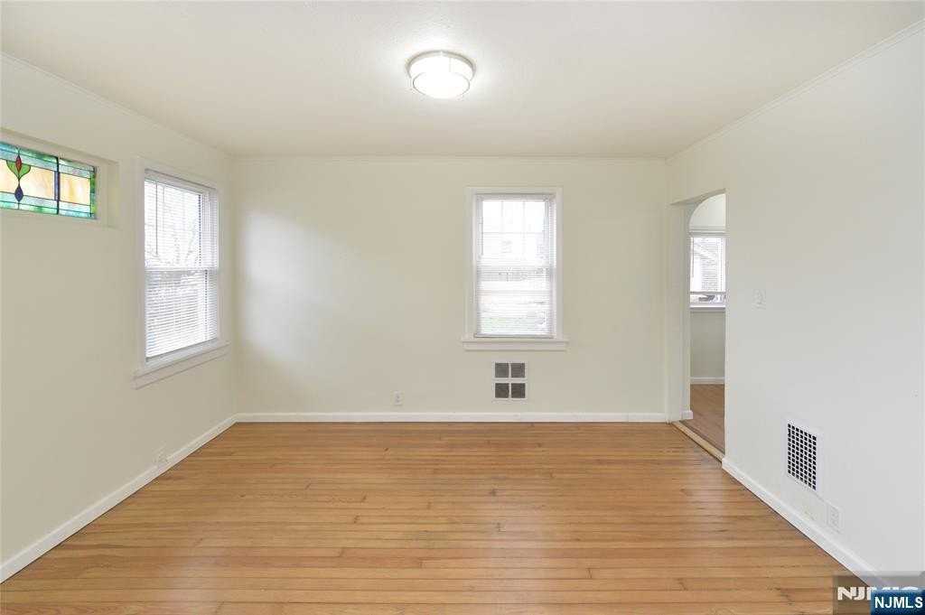 263 Sutton Ave - Photo 7 of 29