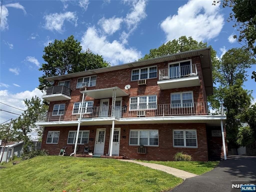 419 Paterson Ave - Photo 2 of 5