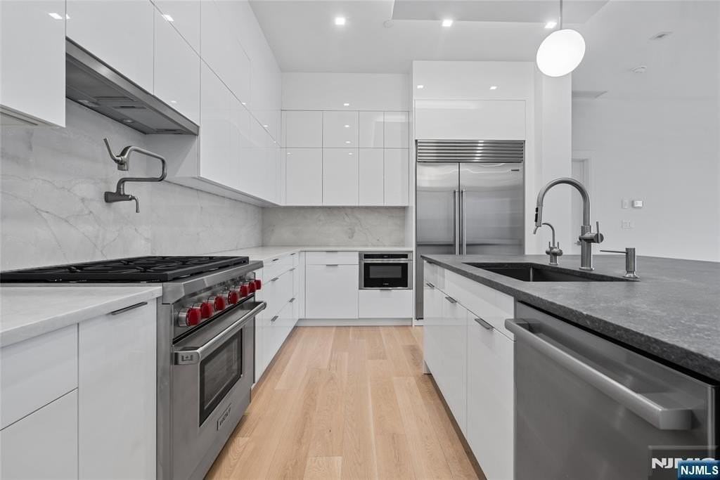 620 Bloomfield Ave #PHB - Photo 3 of 36