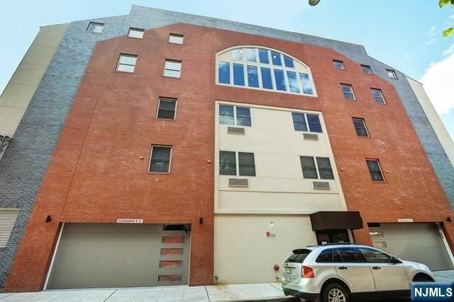 545 39th St #406 - Photo 2 of 11