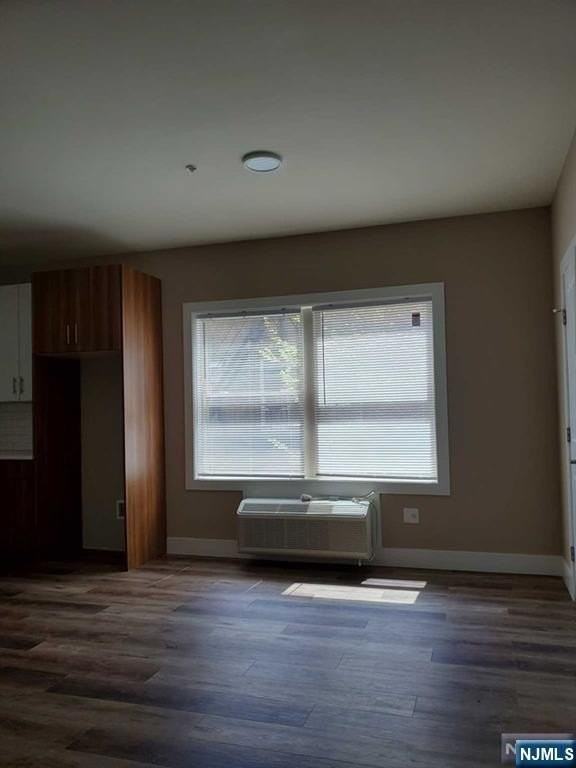 545 39th St #406 - Photo 7 of 11