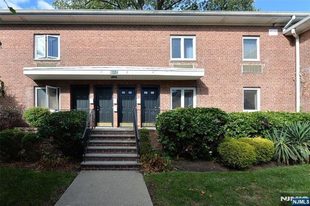 250 Oak St #E4 - Photo 2 of 12
