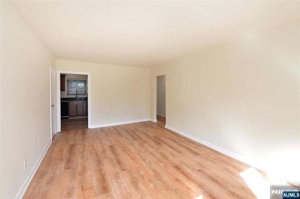 250 Oak St #E4 - Photo 3 of 12