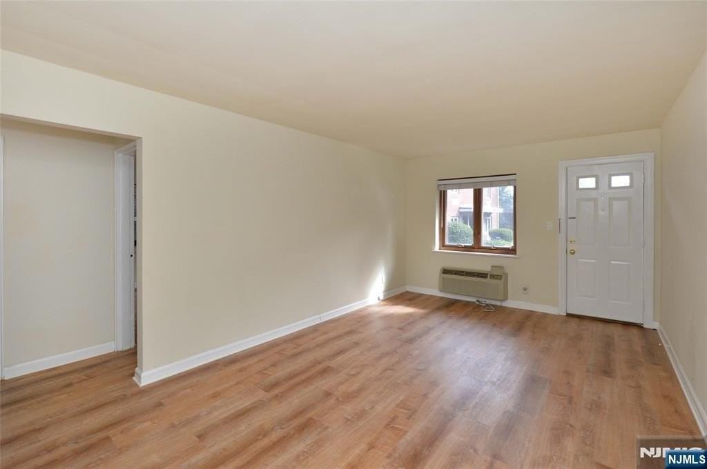 250 Oak St #E4 - Photo 4 of 12