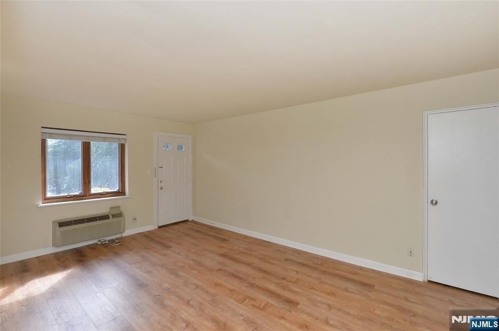 250 Oak St #E4 - Photo 5 of 12