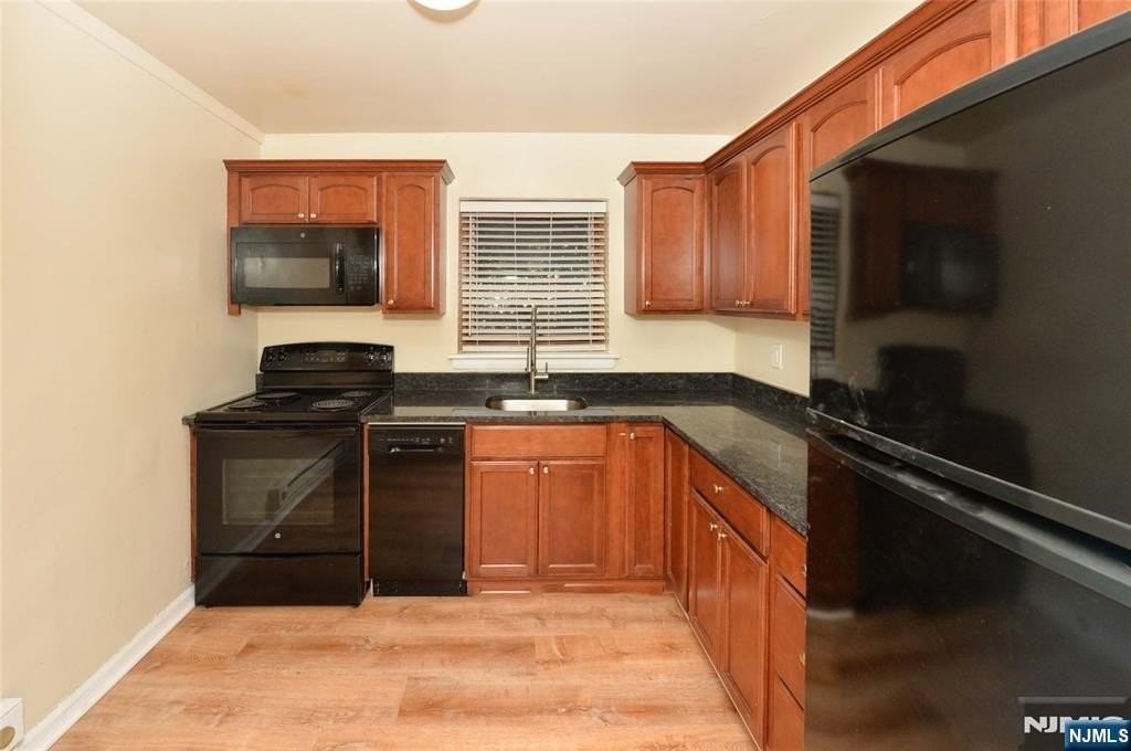 250 Oak St #E4 - Photo 6 of 12