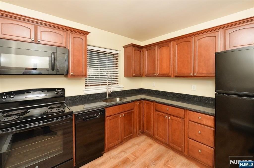 250 Oak St #E4 - Photo 7 of 12