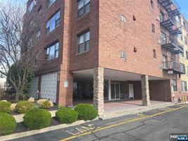 featured image of 275 Hoym St #3G