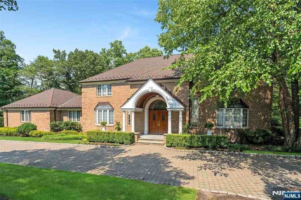 787 Peach Tree Ln - Photo 3 of 44