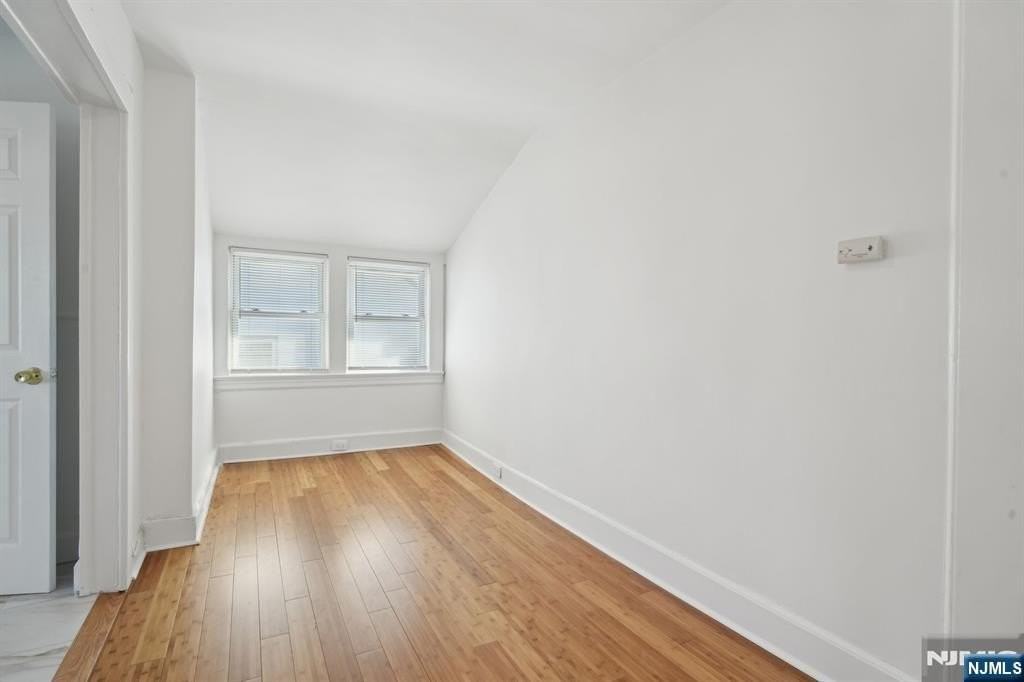 403 Abington Ave #3 - Photo 7 of 11