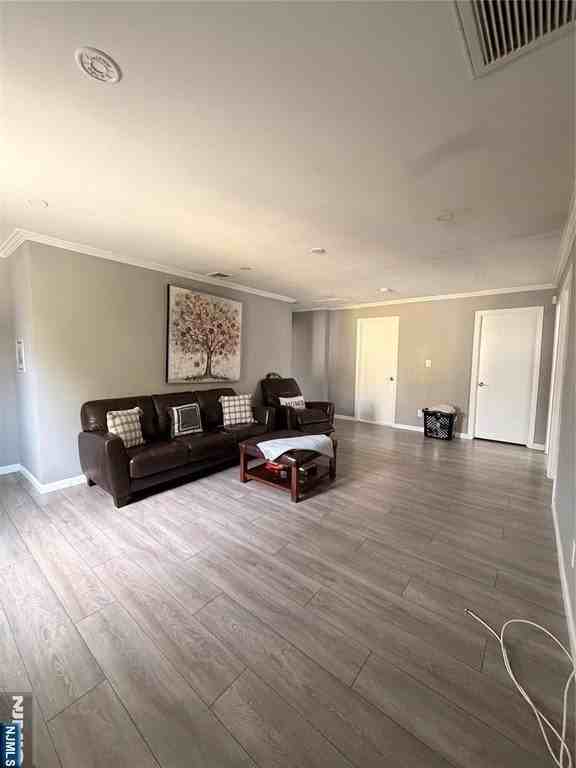 170 Manhattan Ave - Photo 5 of 10