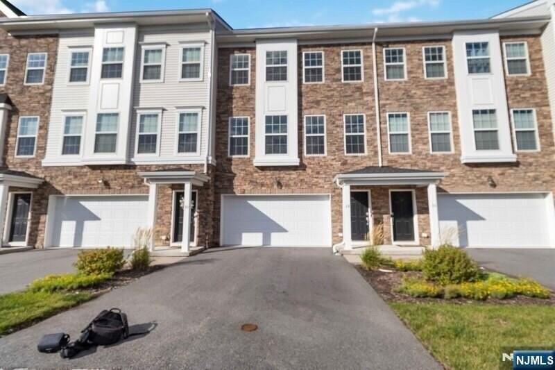 28 Colgate Dr #905 - Photo 2 of 13