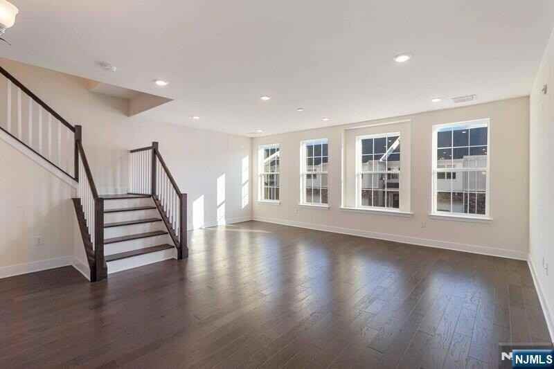 28 Colgate Dr #905 - Photo 3 of 13