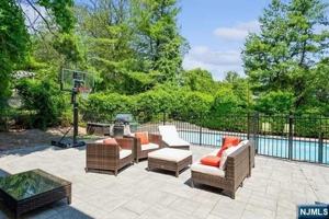 featured image of 437 Summit St