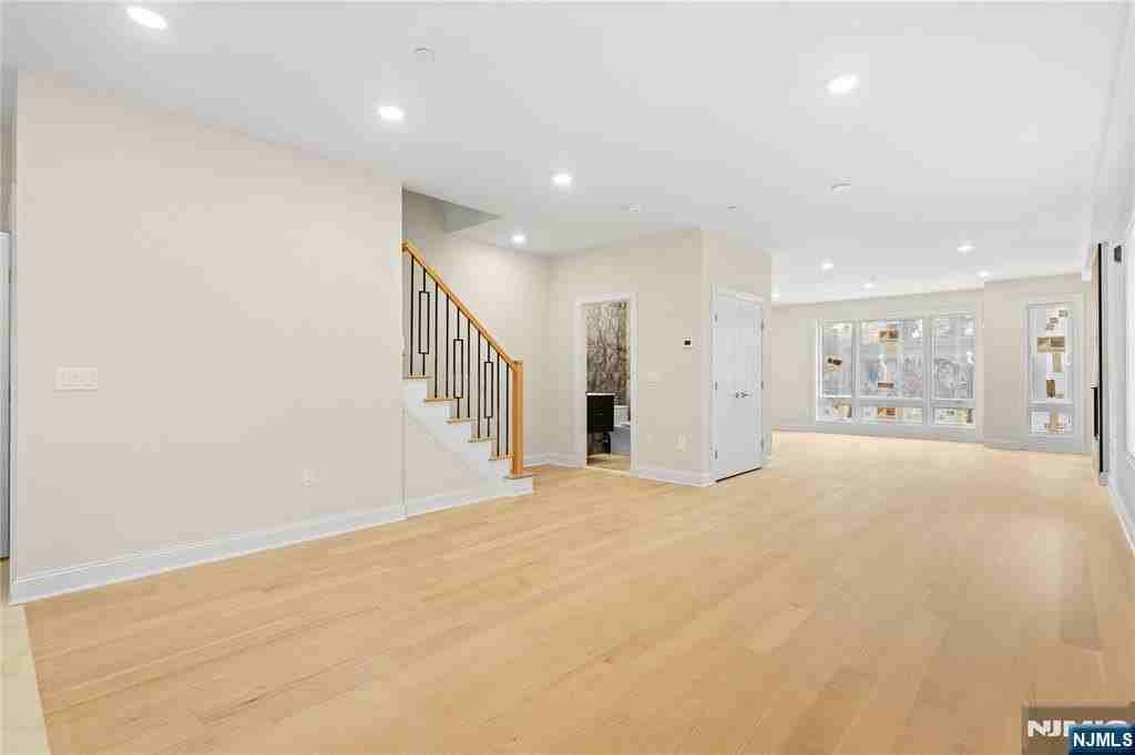 45 Lincoln Ave - Photo 6 of 39