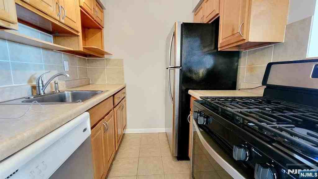 515 Anderson Ave #6A - Photo 5 of 10