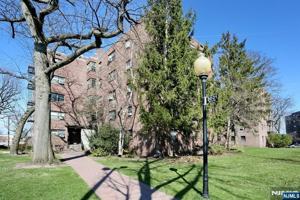 featured image of 3021 Edwin Ave #5H