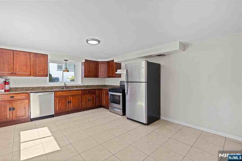 154 Ames St - Photo 2 of 12