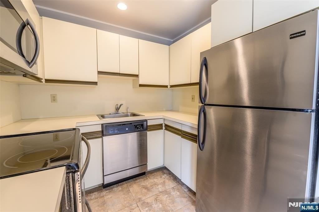 115 Coles Ave #3B - Photo 7 of 30