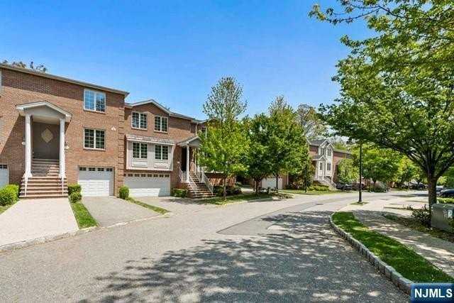 17 Skymark Ct - Photo 2 of 25