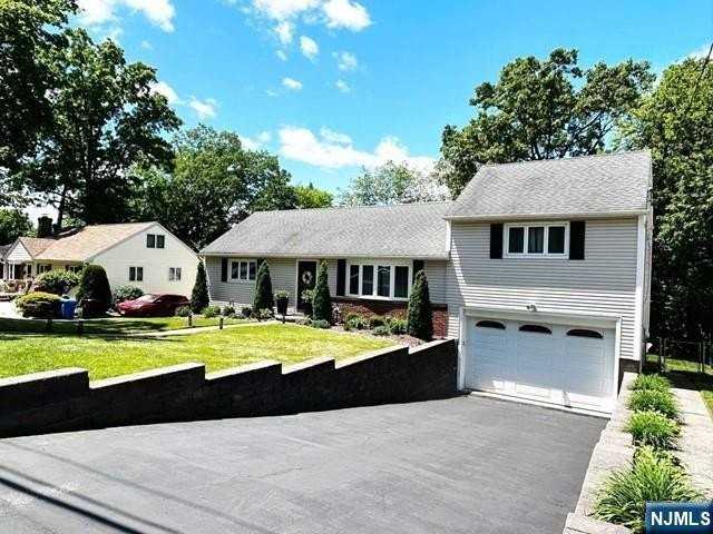 321 Maplewood Dr - Photo 2 of 29