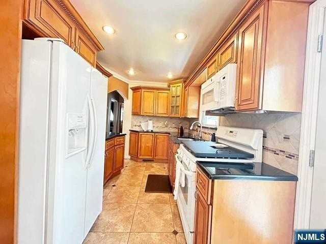 321 Maplewood Dr - Photo 7 of 29