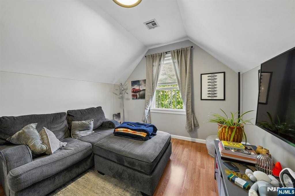 133 Franklin Ave #3 - Photo 3 of 17