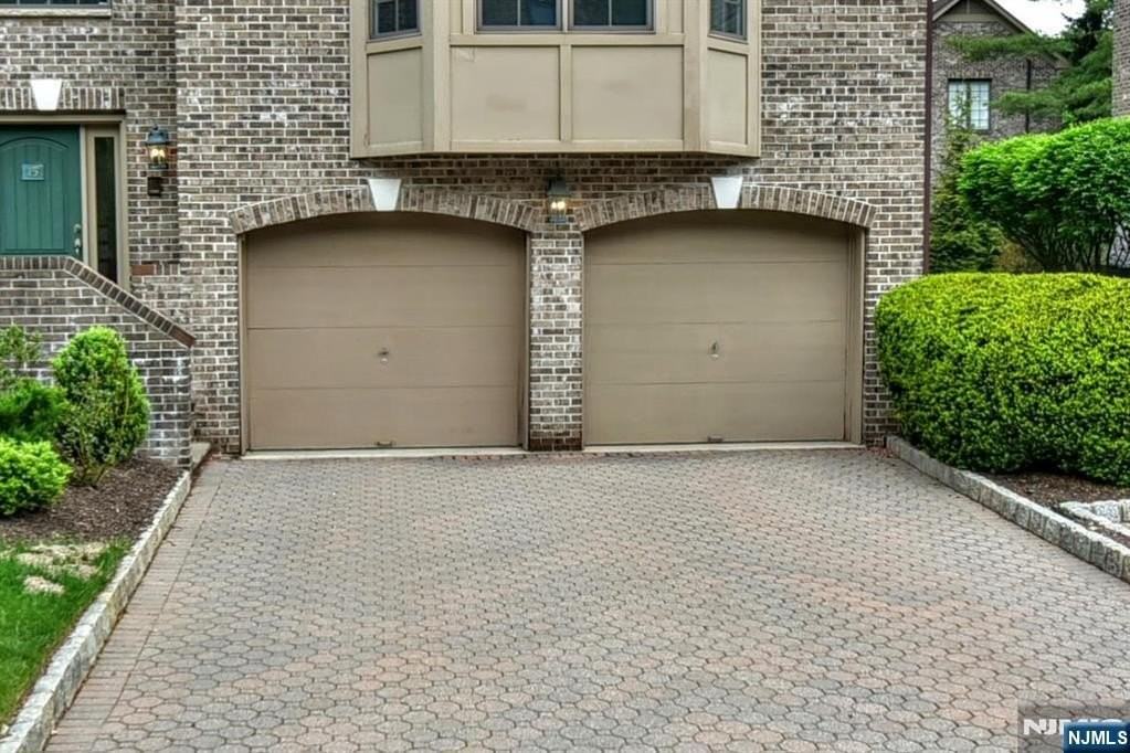 15 Sherbrooke Ct - Photo 3 of 35