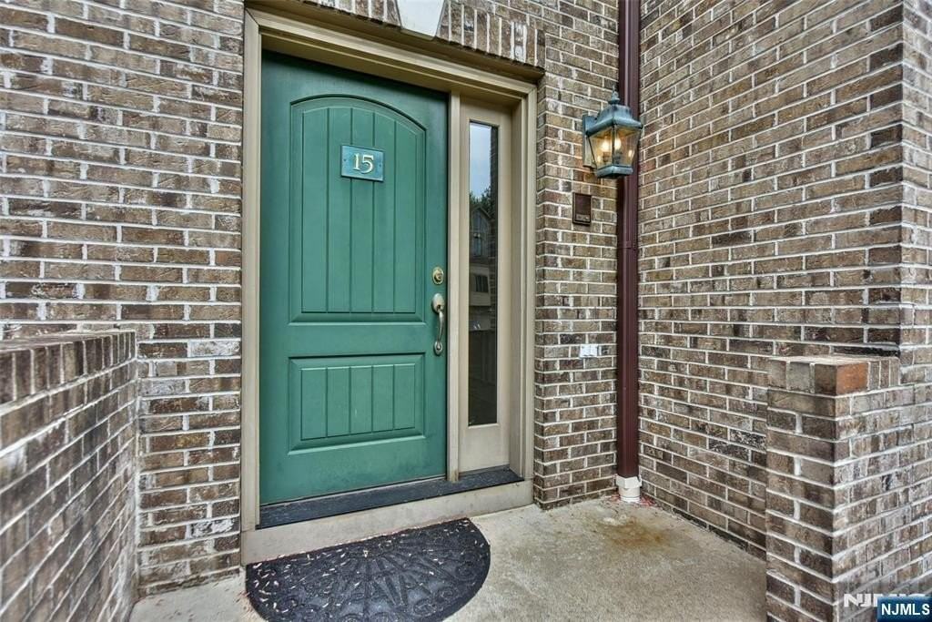 15 Sherbrooke Ct - Photo 4 of 35