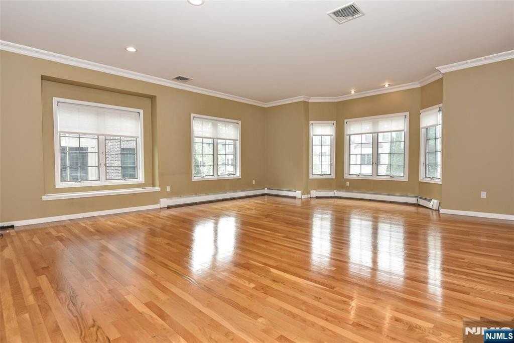 15 Sherbrooke Ct - Photo 7 of 35