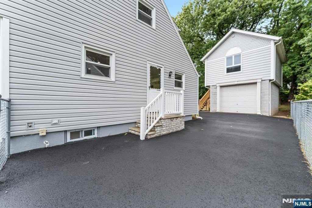 18 Farmingdale Ave - Photo 5 of 50