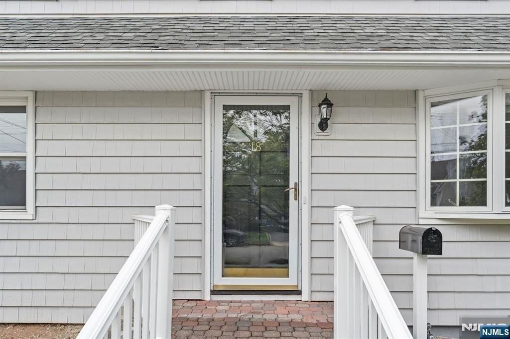 18 Farmingdale Ave - Photo 6 of 50