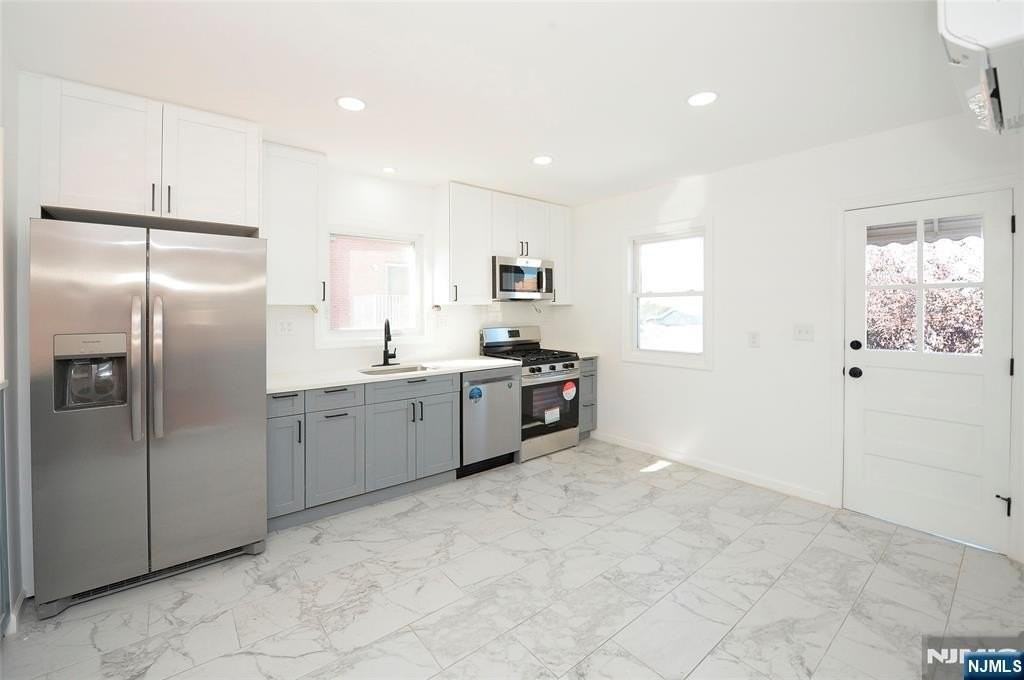 319 7th St - Photo 4 of 16