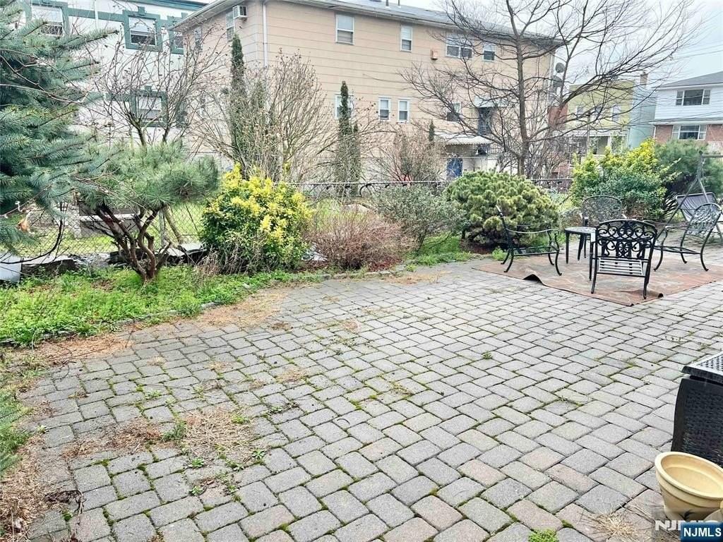 284 John St #1 - Photo 4 of 11