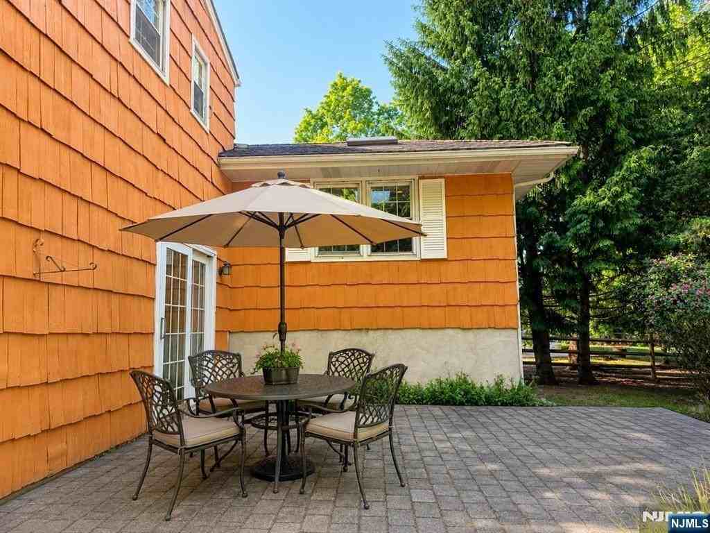 1 Lyons Pl - Photo 4 of 25