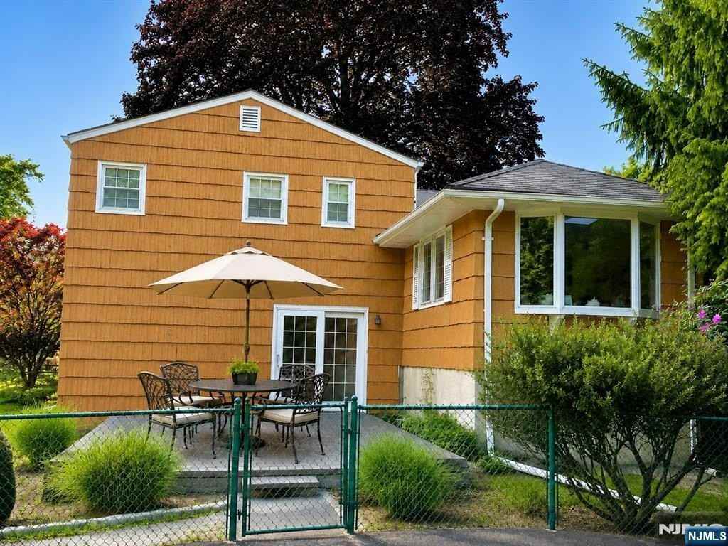 1 Lyons Pl - Photo 5 of 25
