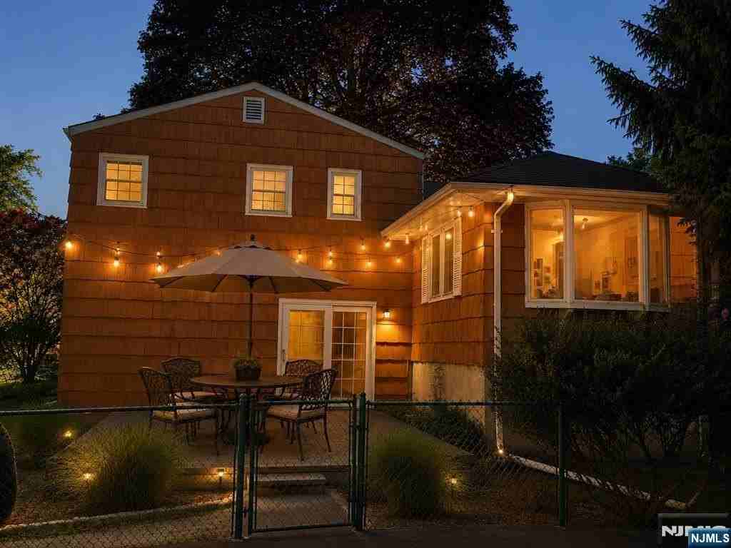 1 Lyons Pl - Photo 6 of 25
