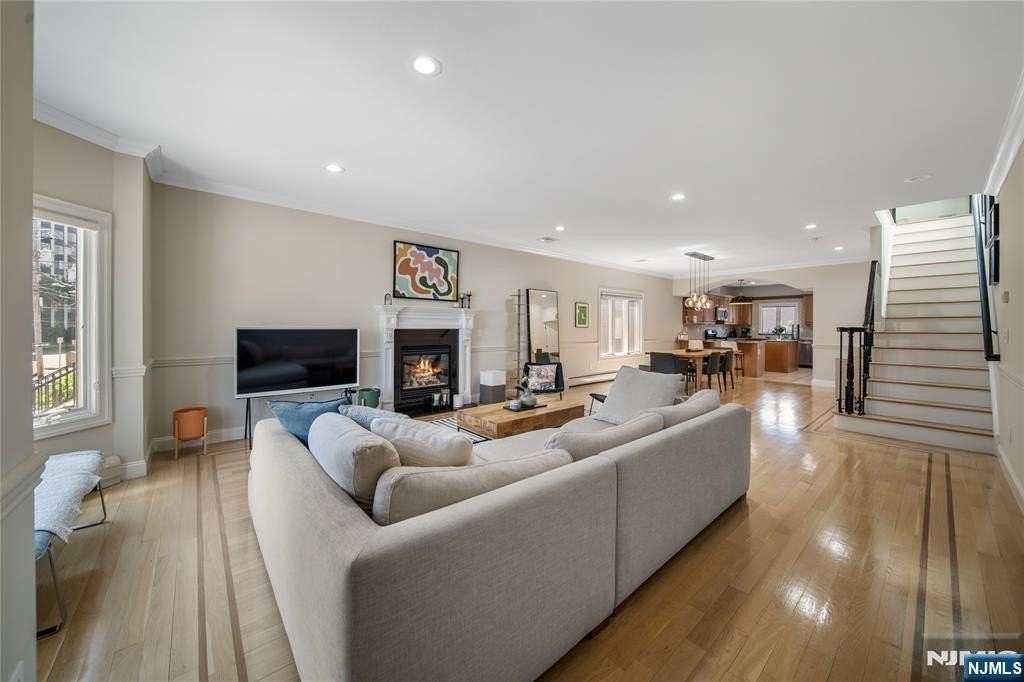 8 Marion Ave - Photo 2 of 32