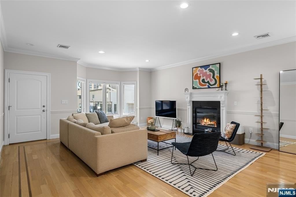 8 Marion Ave - Photo 4 of 32