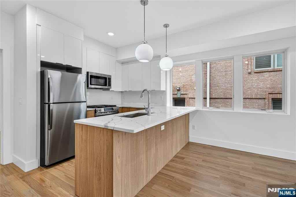 46 Hudson Ave #A - Photo 3 of 30