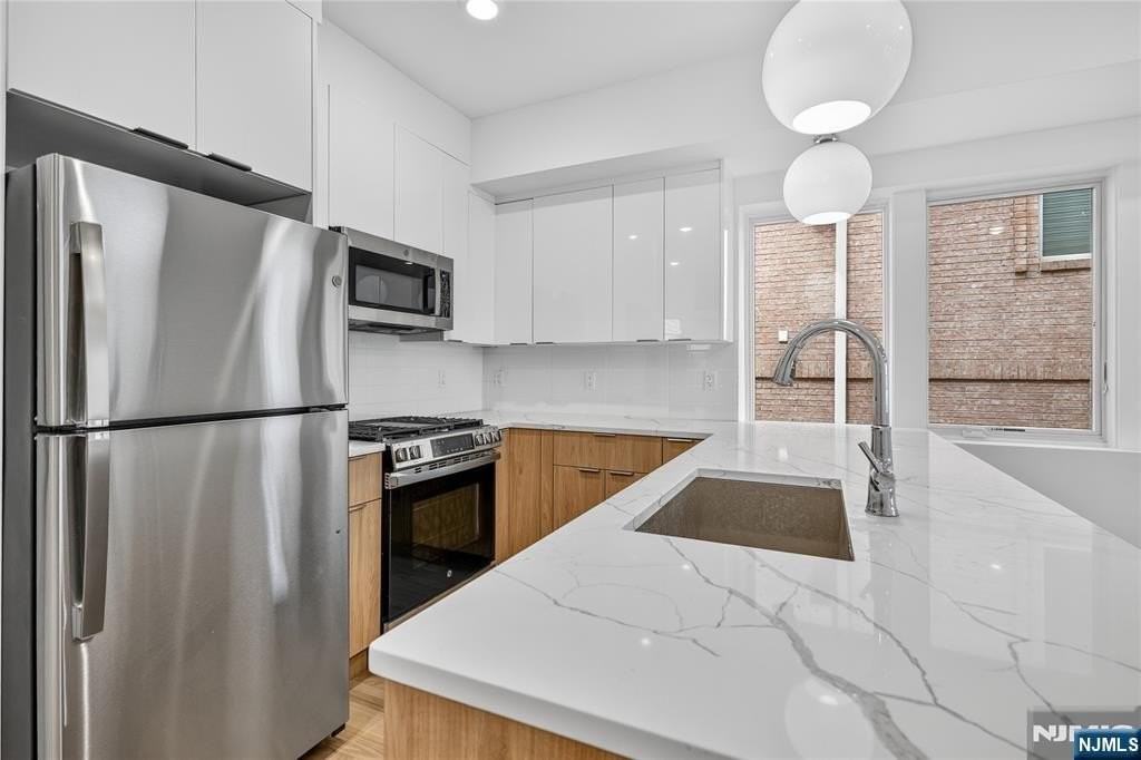 46 Hudson Ave #A - Photo 4 of 30